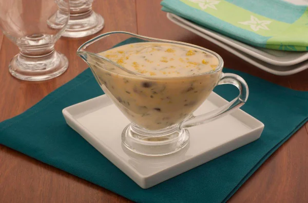 Fácil e versátil: prepare o molho de iogurte e laranja para o almoço