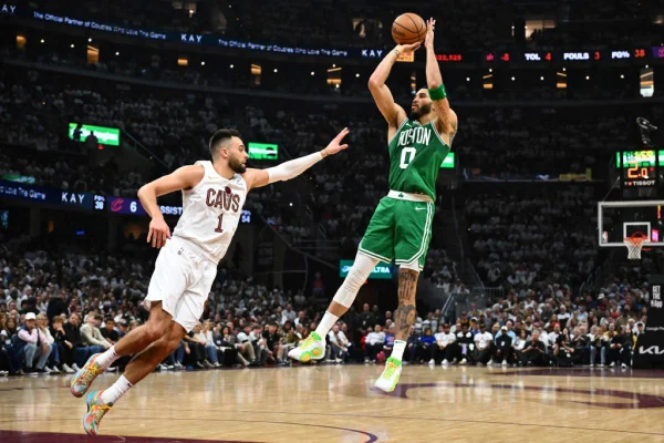 Jayson Tatum #0 do Boston Celtics arremessa sobre Max Strus #1 do Cleveland Cavaliers