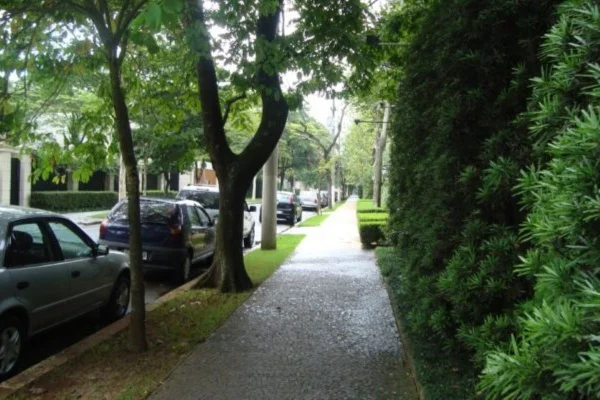 imagem colorida de rua do Jardim América, bairro da zona oeste de São Paullo