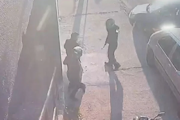 Foto colorida de momentos antes de homem ser executado a tiros em frente à imobiliária de Campinas, interior de São Paulo.