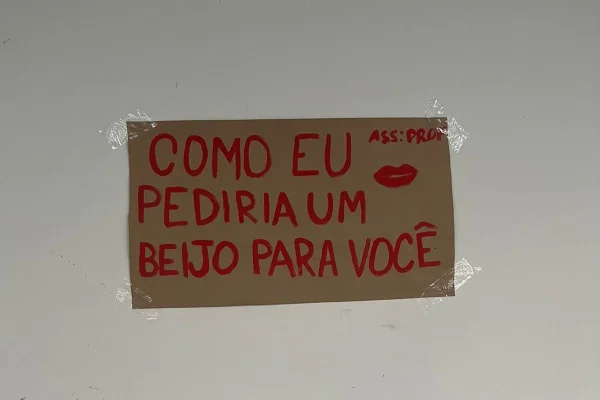 Cartaz colado em muro de universidade