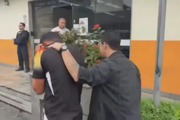 Imagem colorida, homem usa cartão clonado e é preso no Rio-Metrópoles