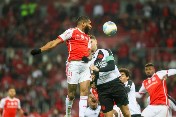 Foto colorida do Internacional e Vasco - Metrópoles
