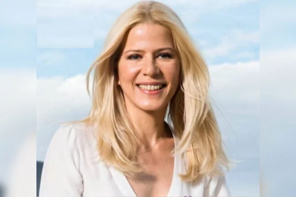 Paula Toller sorrindo de blusa branca - metrópoles