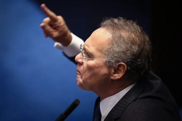 Renan Calheiros retira candidatura à presidência do Senado Federal