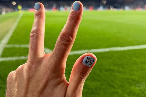 LaLiga: jogadores entram em campo com unhas pintadas em protesto