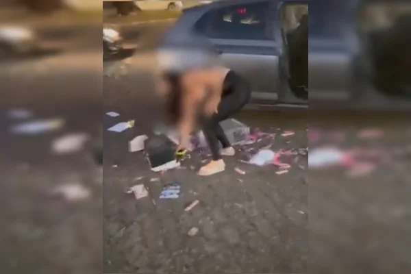 Vídeo: mulher ataca motorista de app e joga objetos na rua após batida