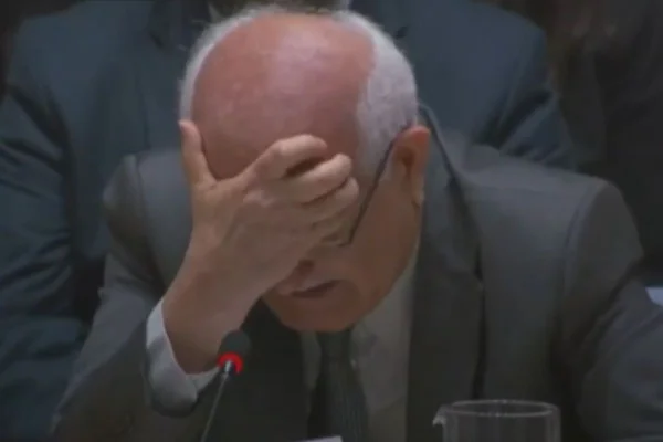 Foto colorida do embaixador da Palestina na ONU, Riyad Mansourem, aos prantos - Metrópoles