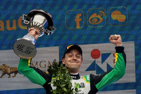 Foto colorida do piloto Augusto Farfus, bicampeão das 24H de Nurburgring - Metrópoles