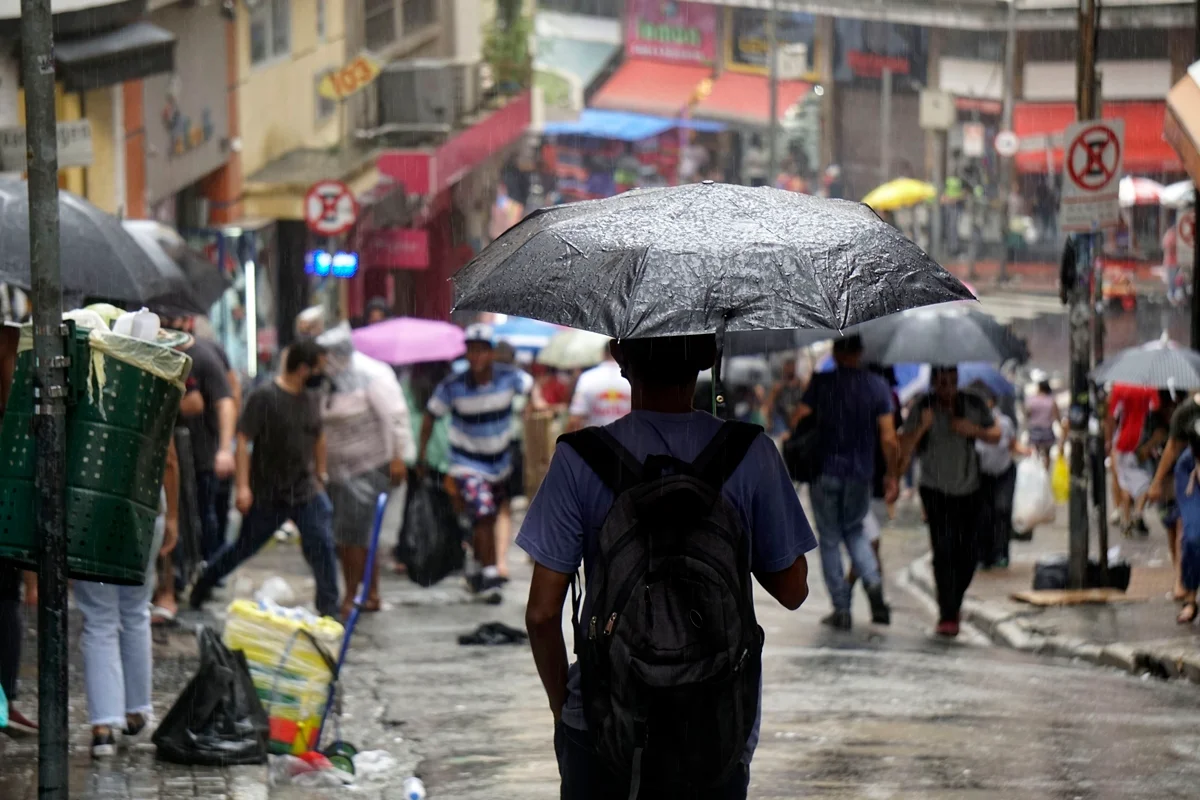 Ciclone e frente fria trazem temporais no Sul e calor domina o Norte
