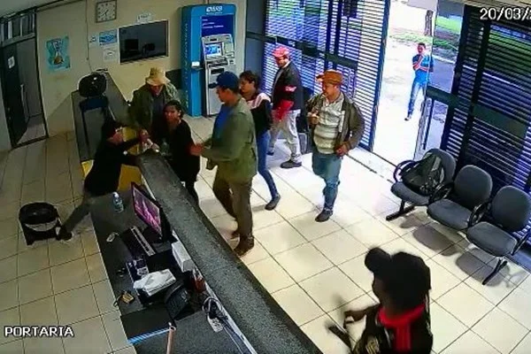 Imagem de câmera de segurança mostra grupo invadindo portaria de prédio