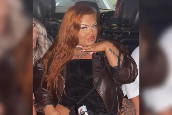 Foto de Chelsea Coombes que possui uma condição rara que a faz desmaiar toda vez que rir