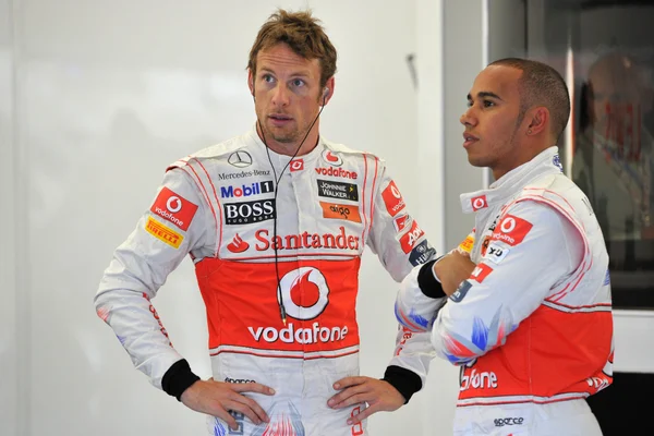 Foto colorida de Jenson Button e Lewis Hamilton - Metrópoles