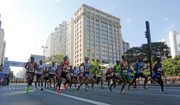 Foto colorida da Corrida de São Silvestre, disputada em São Paulo, em 2016 - Metrópoles