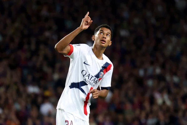 Imagem colorida da partida entre Barcelona x PSG