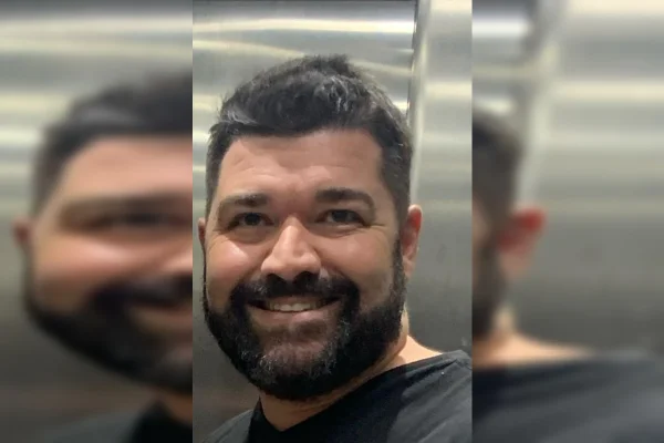 Imagem colorida de homem com camisa preto