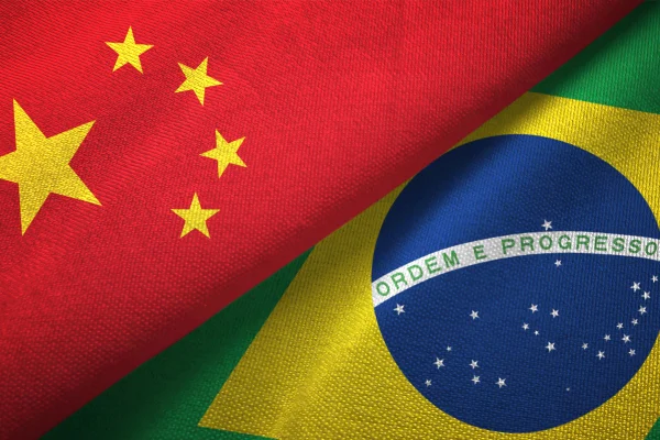 Imagem colorida de bandeiras de China e Brasil
