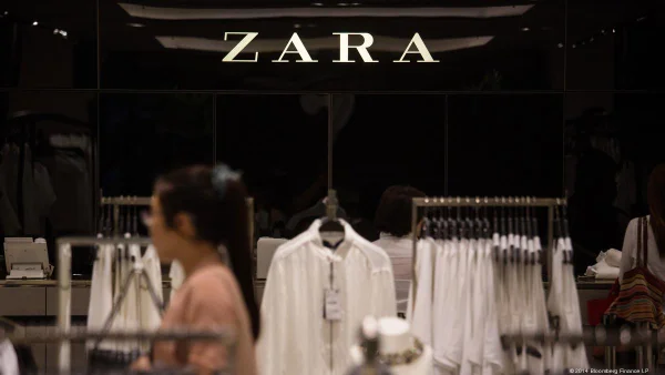 Trabalhadores protestam contra a loja Zara de forma incomum