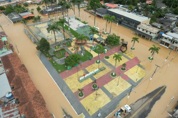 Foto colorida de alagamento após chuva forte no Acre - Metrópoles