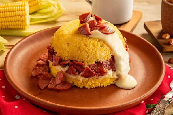 cuscuz recheado servido em prato na cor marrom