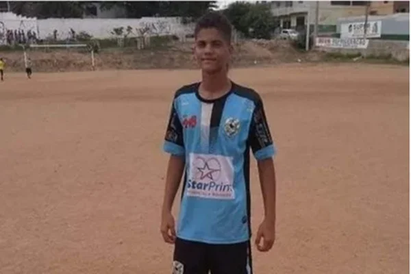 Polícia investiga abordagem que deixou adolescente baleado nas duas pernas
