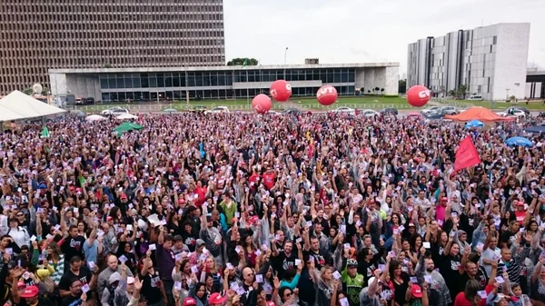 Sem reajuste este ano, professores decidem manter a greve