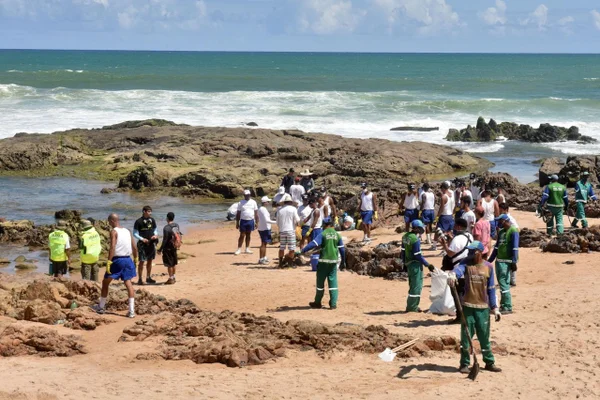 Óleo em praias: governo suspende consumo de dois tipos de peixe