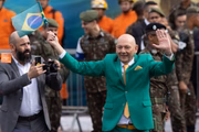 Luciano Hang com a Bandeira do Brasil durante o desfile do 7 de Setembro