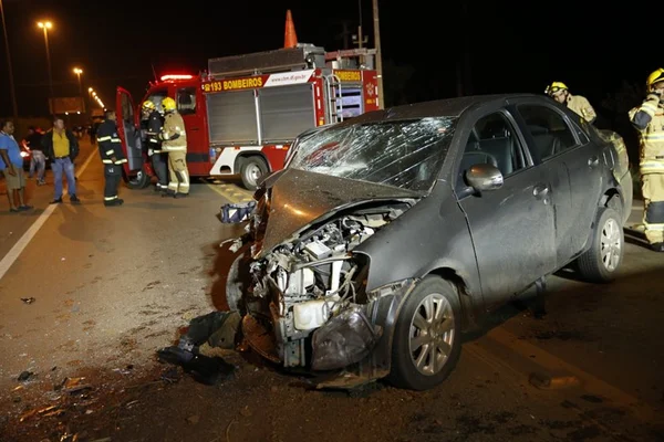 Colisão entre dois carros deixa cinco pessoas feridas na BR-080