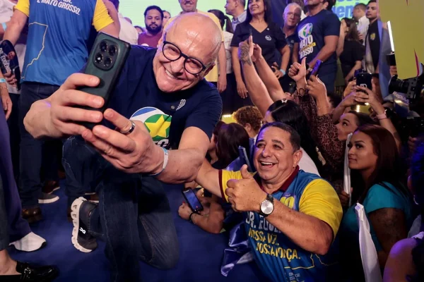 O governador de Mato Grosso, Otaviano Pivetta (Republicanos), tira foto em convenção que o lançou candidato à reeleição.