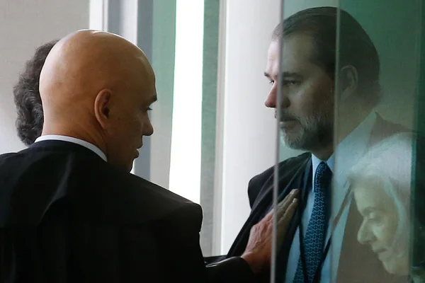 Imagem colorida de Alexandre de Moraes e Dias Toffoli - Metrópoles