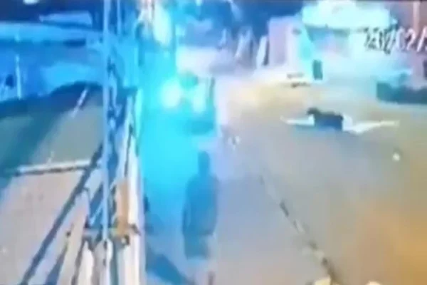 Momento exato em que a vítima é projetada com o impacto