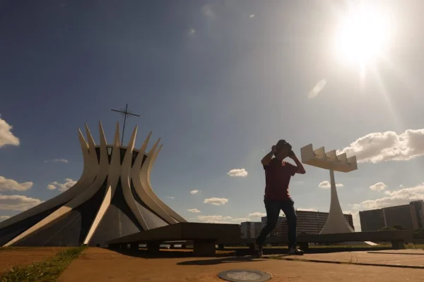 Cidadão fugindo do calor - Metrópoles