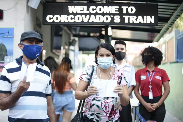 Exigência de passaporte da vacinação no RJ pega turistas de surpresa