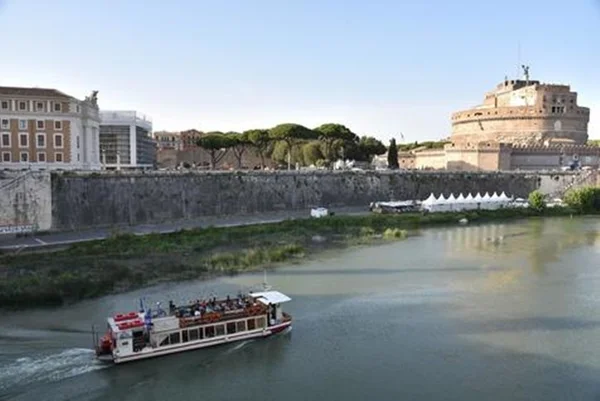 Turista brasileiro morre ao cair de mureta em Roma