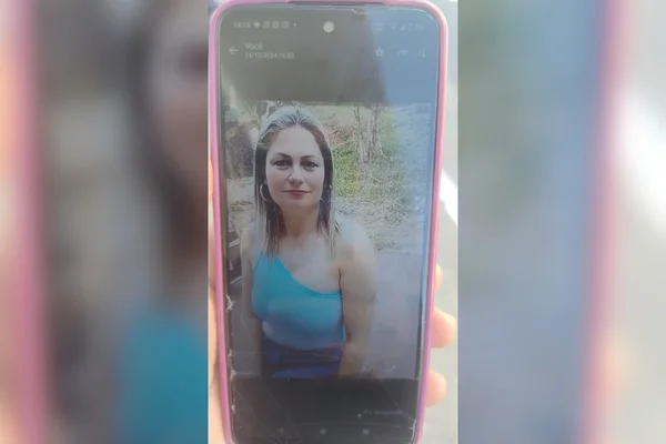 Imagem colorida de uma mulher loira que foi encontrada morta com queimaduras em uma escada de emergência - Metrópoles