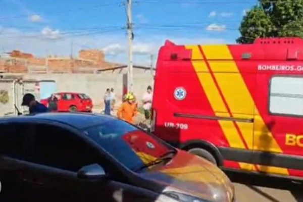 Imagens mostram mãe de menino morto em carro indo ao veículo várias vezes - destaque galeria Imagens mostram mãe de menino morto em carro indo ao veículo várias vezes - destaque galeria
