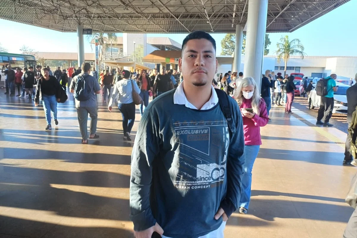 O assistente administrativo Cristian Costa vai chegar atrasado ao trabalho devido aos problemas no Metrô-DF O assistente administrativo Cristian Costa vai chegar atrasado ao trabalho devido aos problemas no Metrô-DF