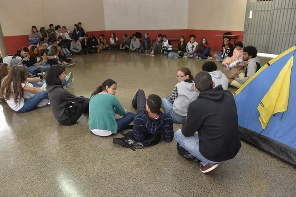 Estudantes ocupam escola de Samambaia contra a reforma do ensino médio