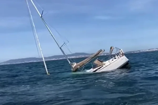 Imagem colorida de naufrágio após ataque de orcas