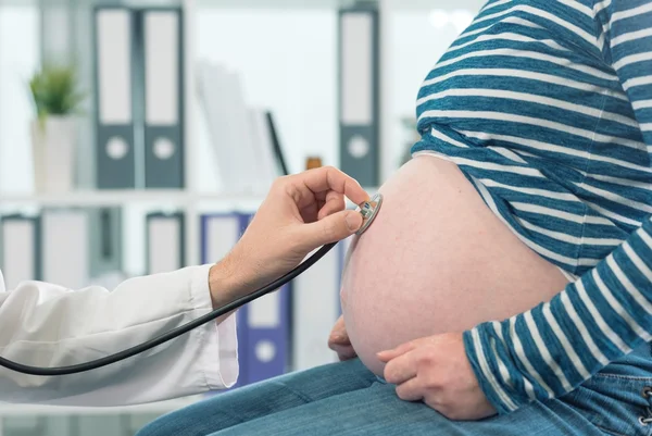 Médico examina barriga de gestante - Metrópoles