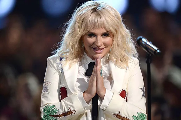Kesha retorna com a música “Praying” e anuncia novo álbum