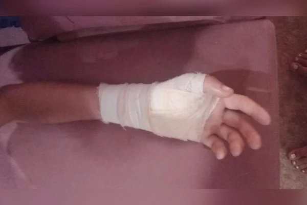 “Meu herói”, diz mulher sobre filho que a salvou após invasão de casa