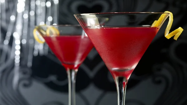 Faça um cosmopolitan clássico para brindar o fim de ano