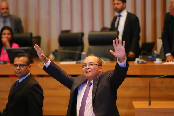 Presente de Papai Noel. Ibaneis começa gestão com base forte na CLDF