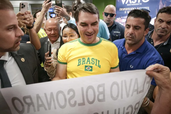Flávio diz que tarifas são fruto do “tom agressivo” de Lula com os EUA