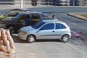 A vítima, uma mulher, foi surpreendida e agredida por criminosos em frente a um estabelecimento comercial de Vicente Pires A vítima, uma mulher, foi surpreendida e agredida por criminosos em frente a um estabelecimento comercial de Vicente Pires