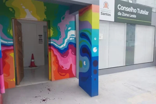 Foto colorida da fachada do Conselho Tutelar da Zona Leste de Santos, com mancha de sangue no chão, após briga entre jovem e adolescentes. - Metrópoles