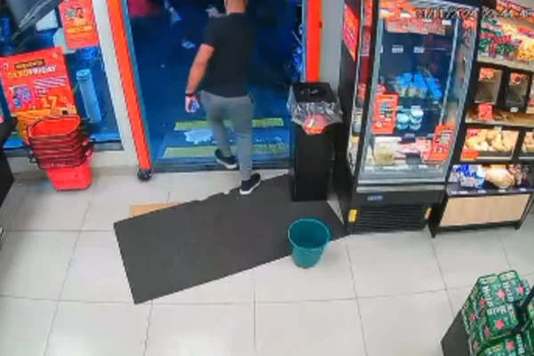 Câmeras de segurança mostram execução de jovem negro em mercado. - Metrópoles
