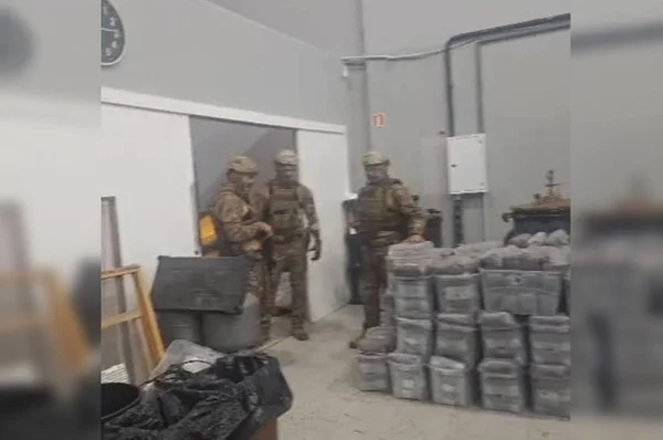 Policiais em galpão cheio de cogumelos